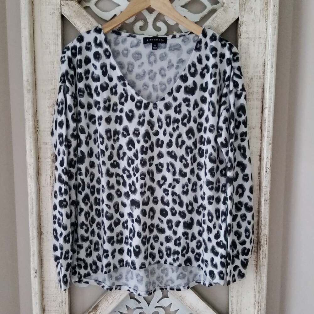Gibsonlook Women Long Sleeve V-neck Fleece Top Ivory Black Snow Leopard Print XS